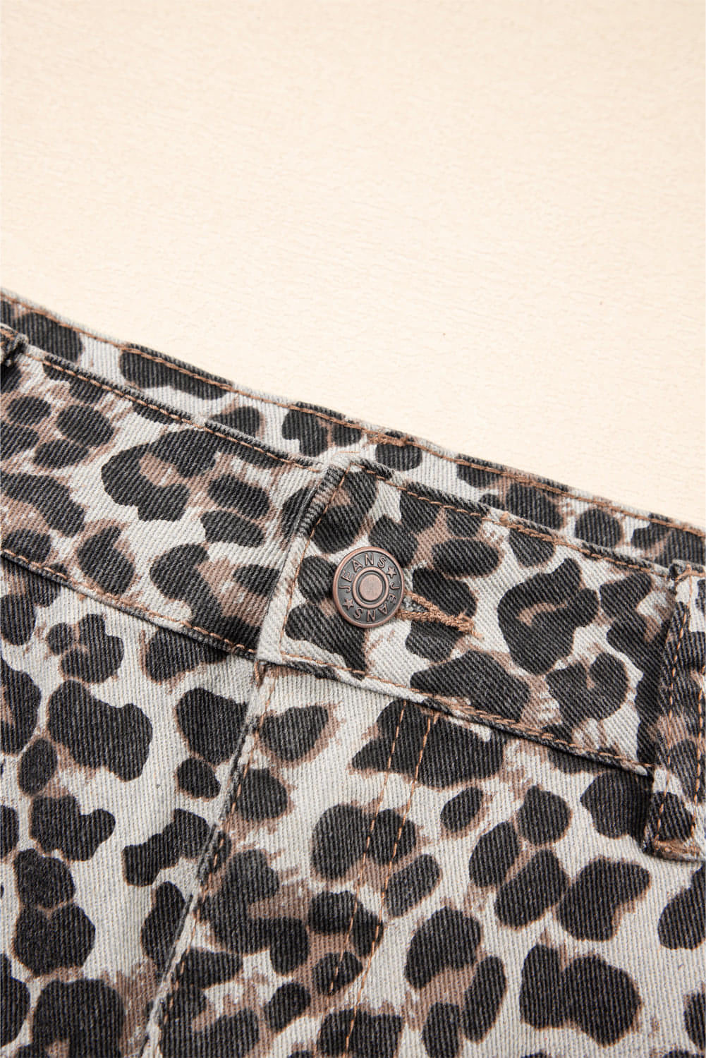 Khakifarbener Denim-Minirock mit Leopardenmuster