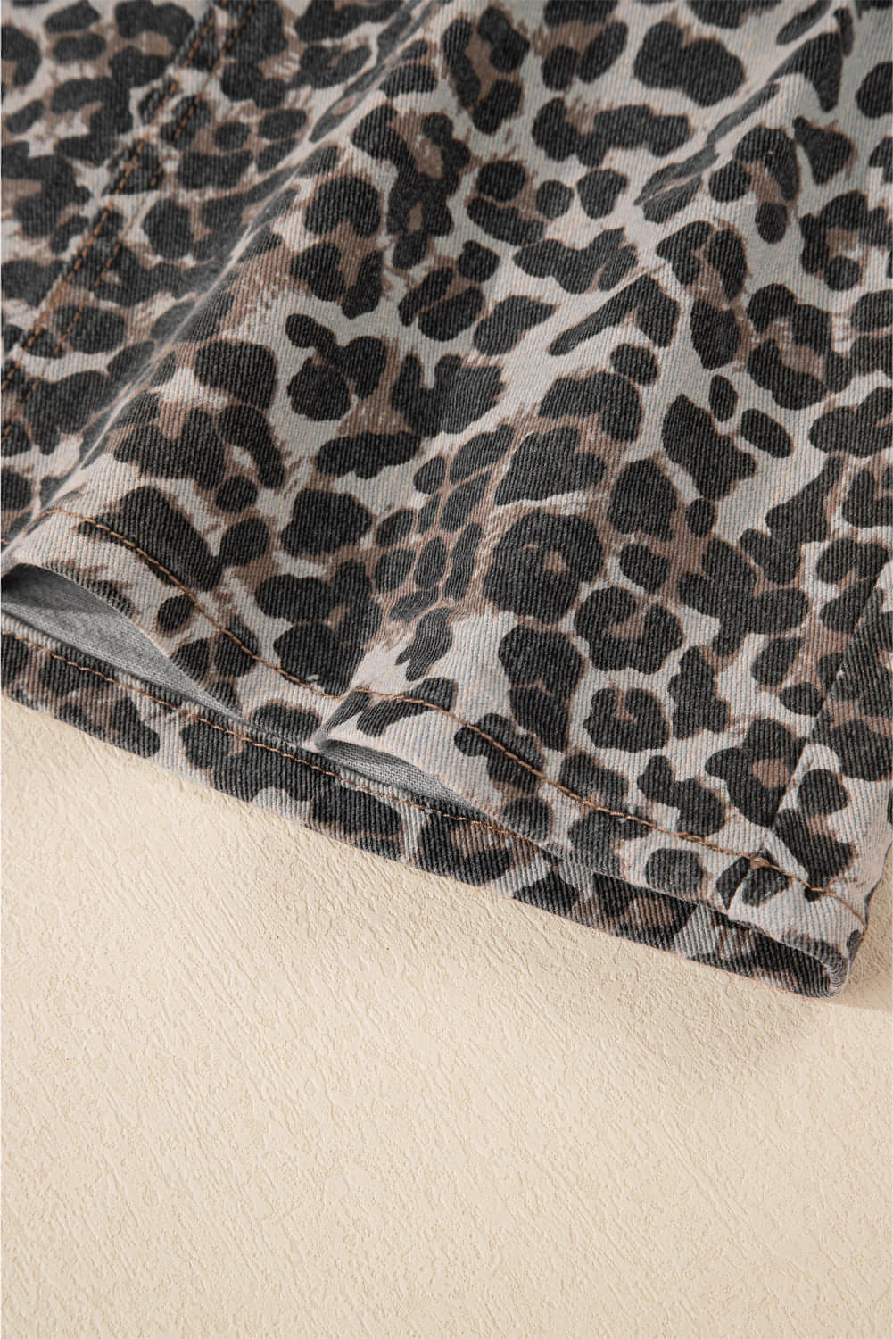 Khakifarbener Denim-Minirock mit Leopardenmuster