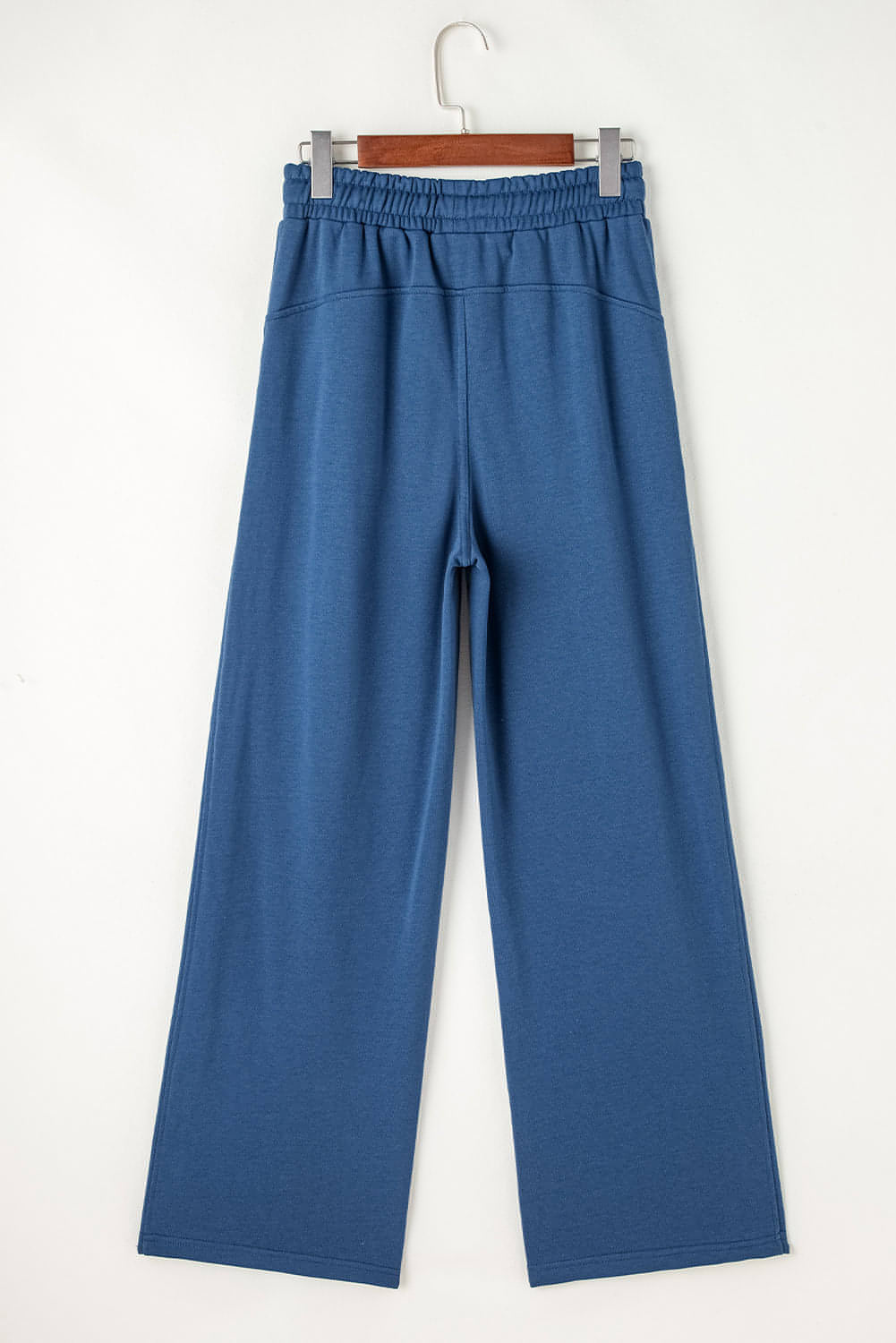Pantalones deportivos de cintura alta, pernera ancha, bolsillos y cordón ajustable en azul marino
