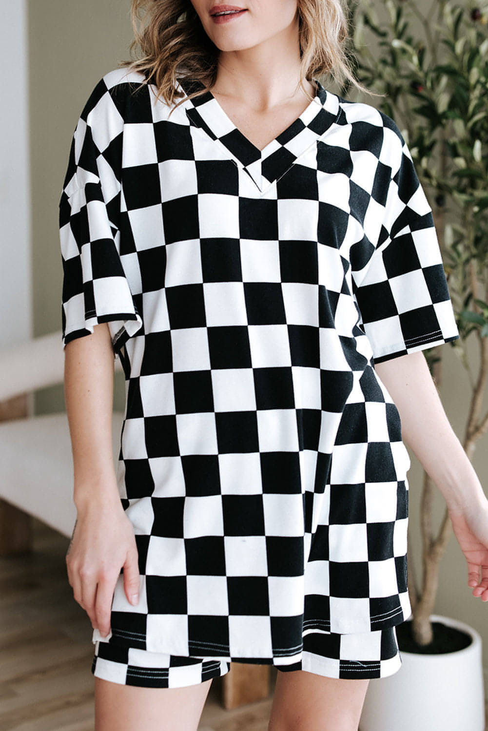Conjunto de estar por casa con camiseta holgada y pantalones cortos con cuello en V y estampado de cuadros negros