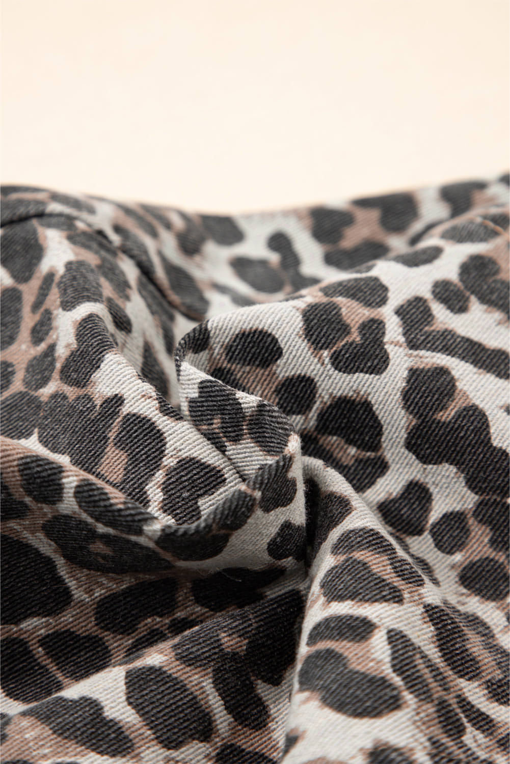 Khakifarbener Denim-Minirock mit Leopardenmuster