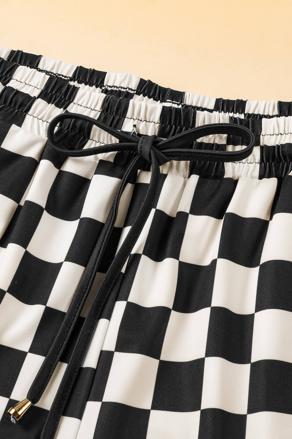 Black Checkered Drawstring Elastic Waist Casual Shorts.