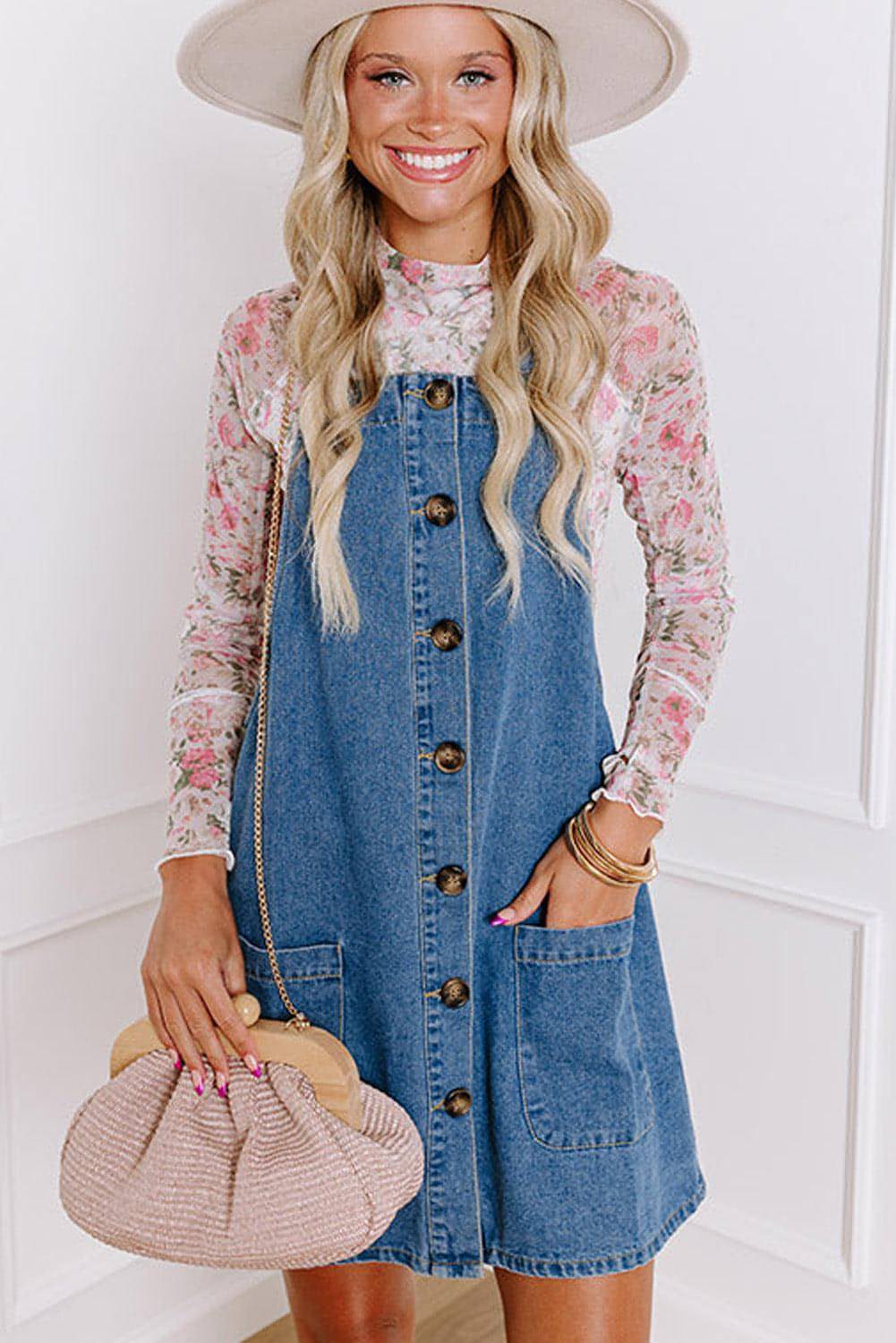 Minivestido vaquero con bolsillos delanteros y botones con tiras anchas en azul crepúsculo