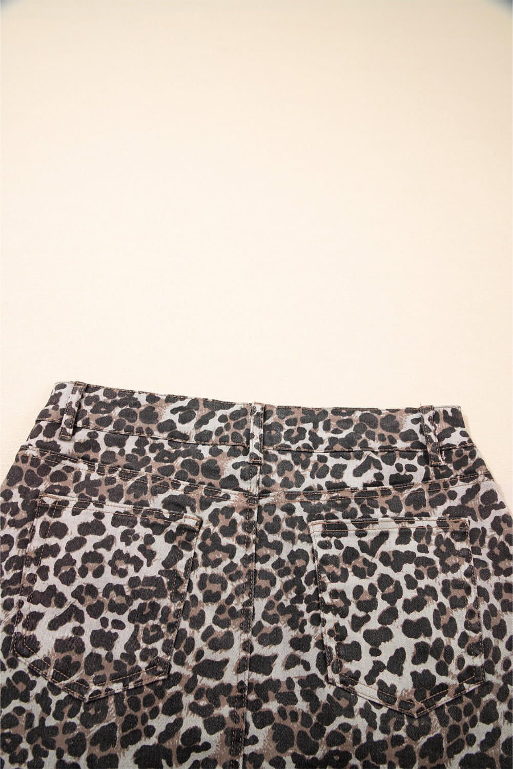 Khakifarbener Denim-Minirock mit Leopardenmuster