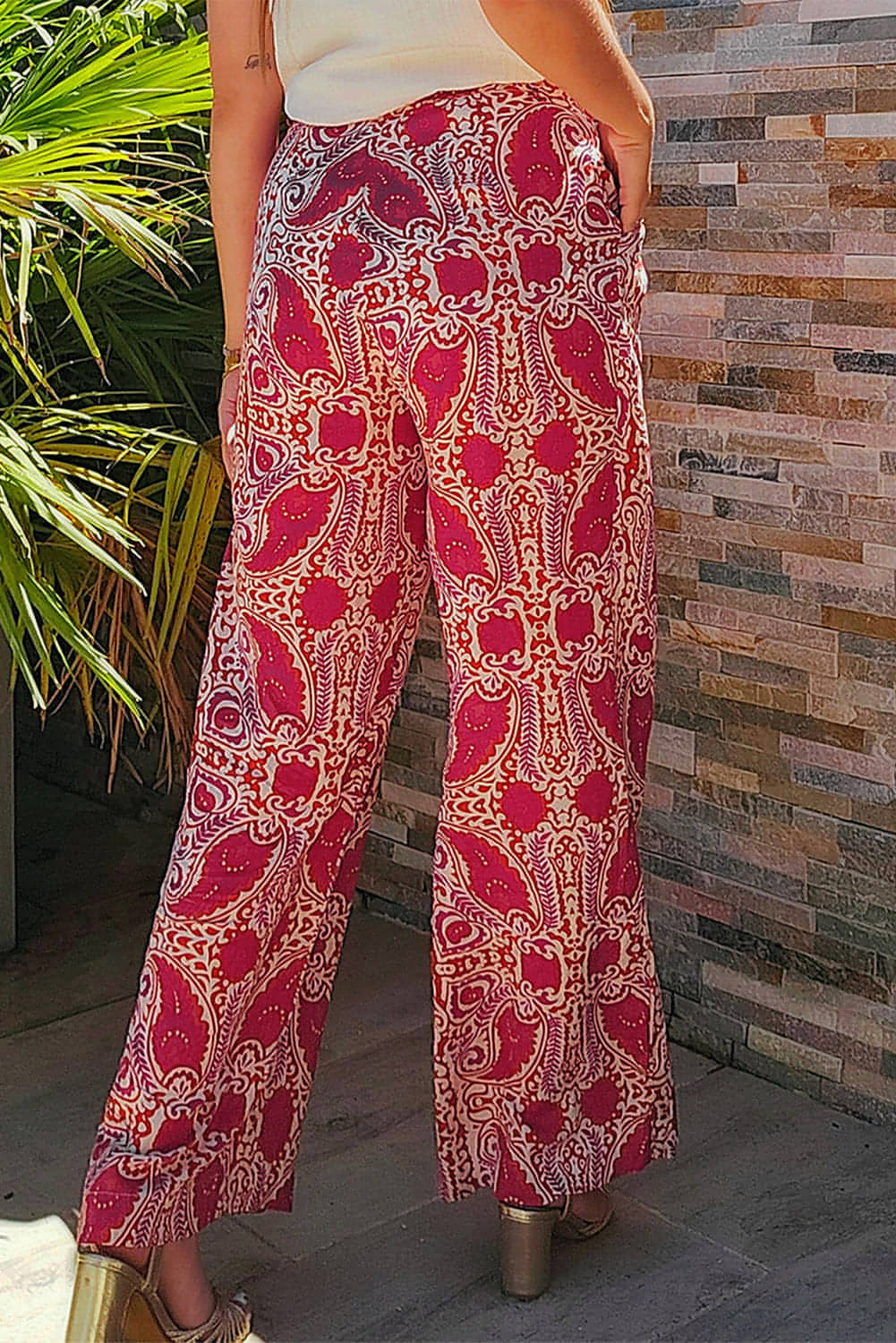 Rote, mit Paisleymuster bedruckte, geknöpfte Hose mit geradem Bein und hoher Taille
