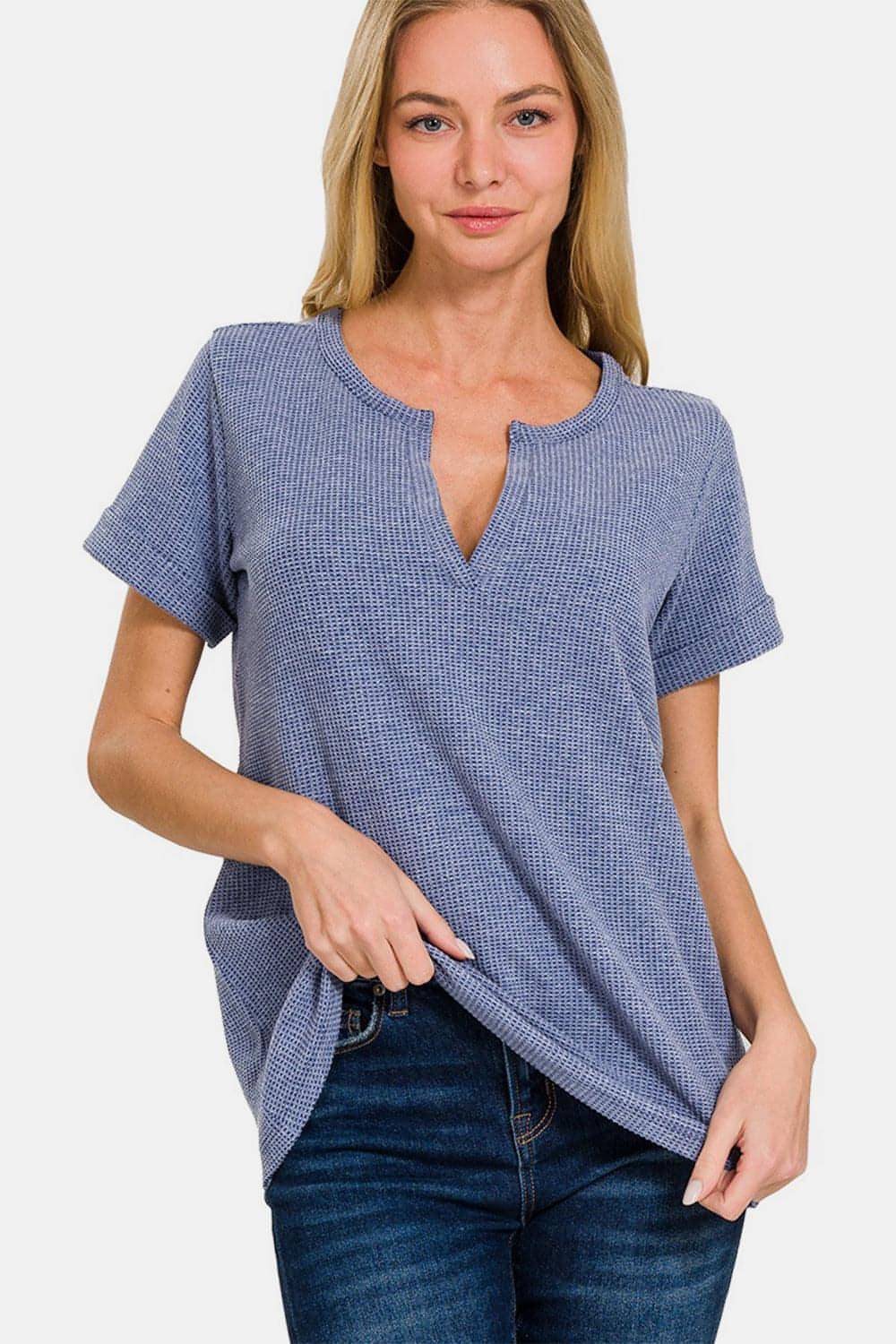 Camiseta de manga corta con muescas y diseño de gofres de Zenana