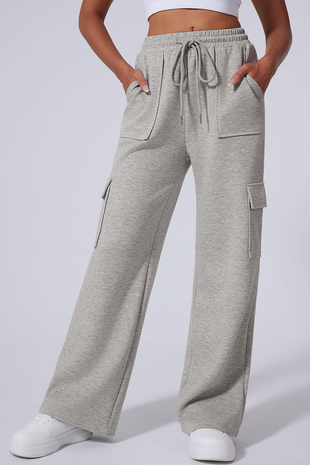 Pantalones de entrenamiento de cintura alta, pierna ancha y múltiples bolsillos con cordones en color gris claro