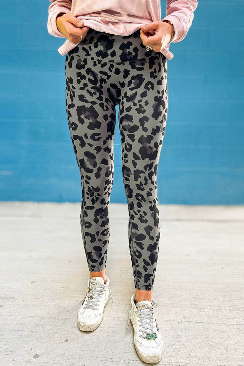 Leggings deportivos con estampado de leopardo clásico en gris