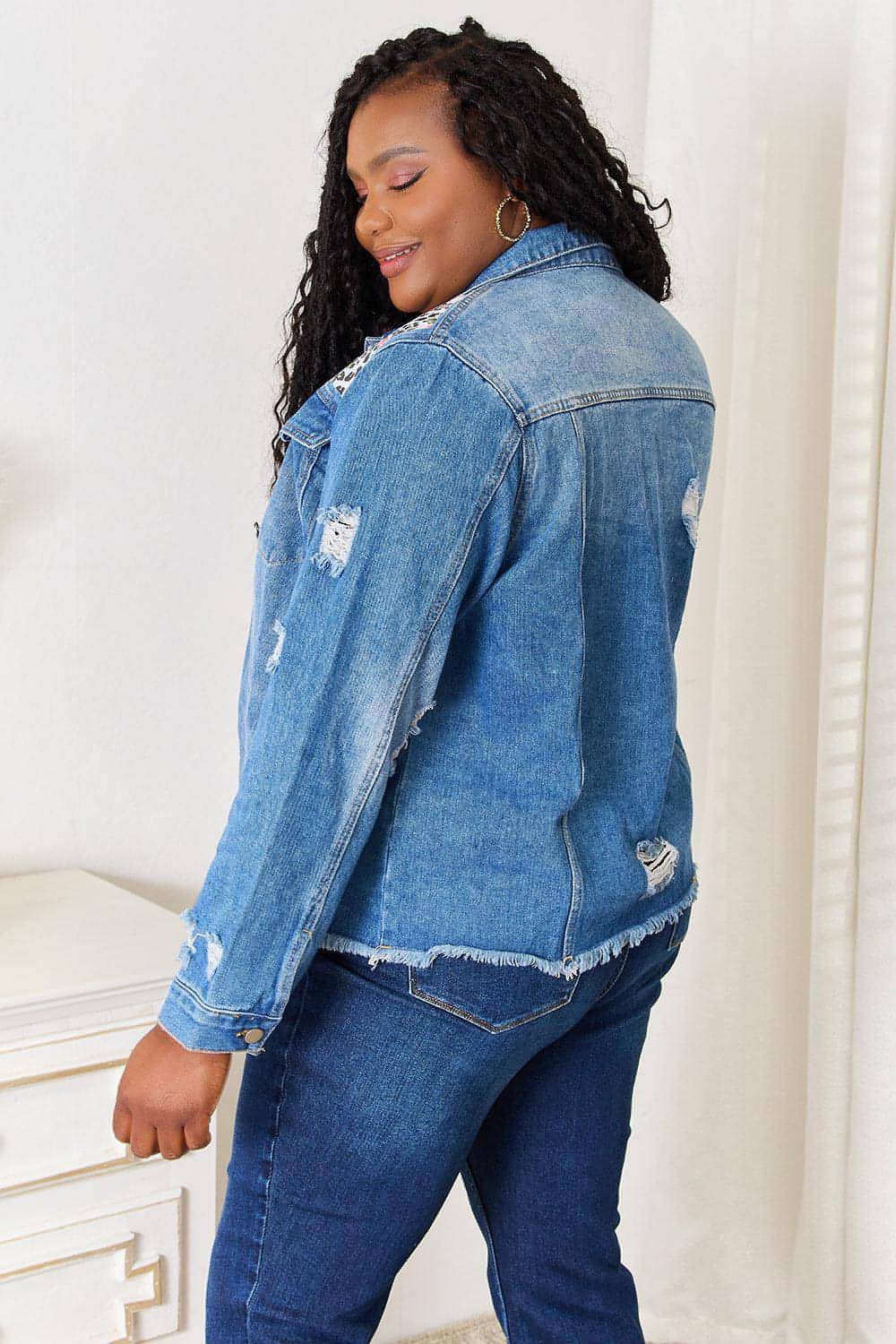 Baeful – Jeansjacke mit Leopardenmuster und Blumenmuster im Used-Look und offenem Saum