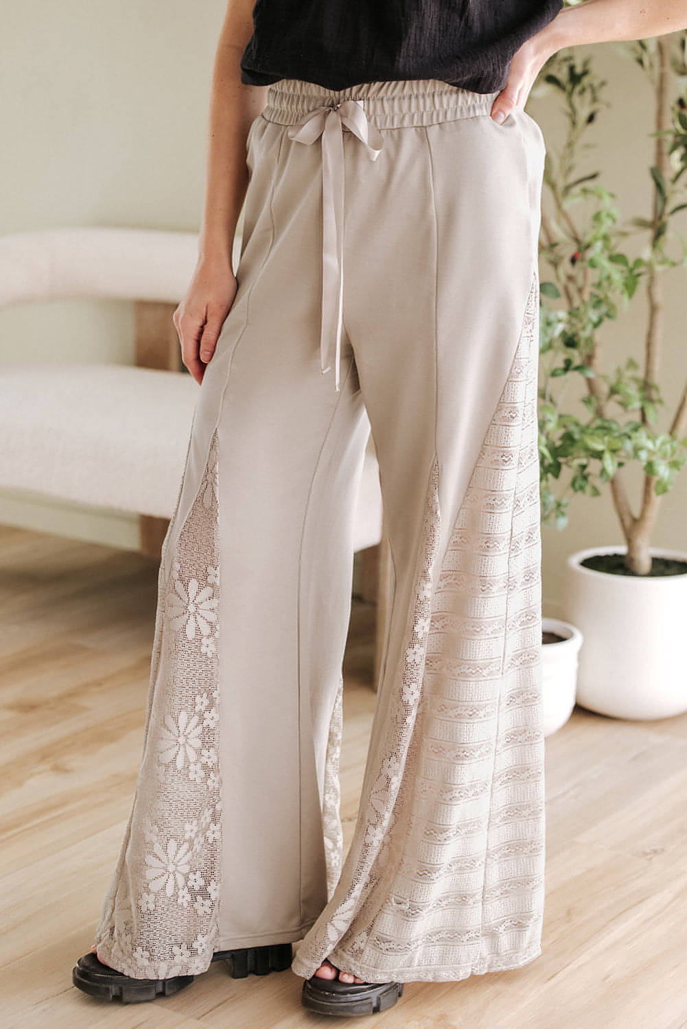 Pantalones anchos de cintura alta con parches de encaje estilo bohemio en gris humo