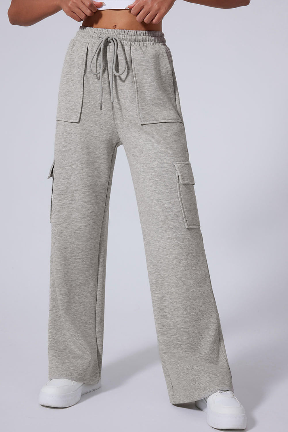 Pantalones de entrenamiento de cintura alta, pierna ancha y múltiples bolsillos con cordones en color gris claro