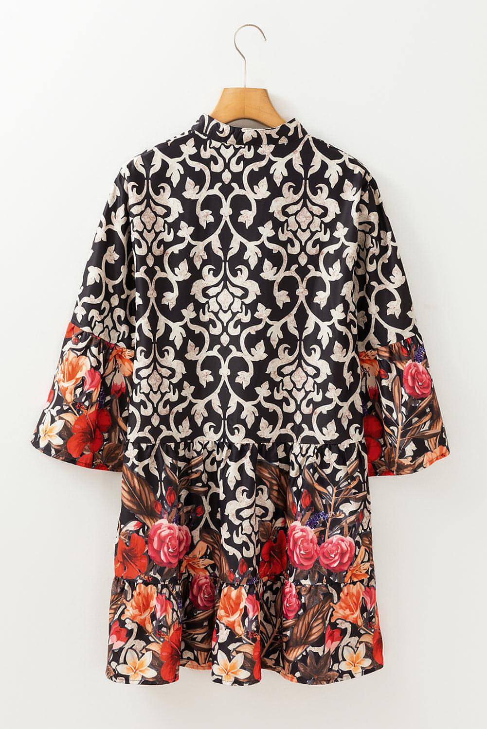 Vestido acampanado con cuello abierto y estampado floral retro negro