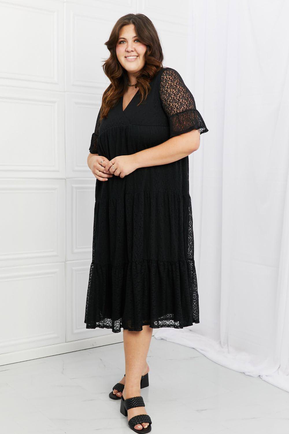 P & Rose - Jolie robe à volants en dentelle pleine taille