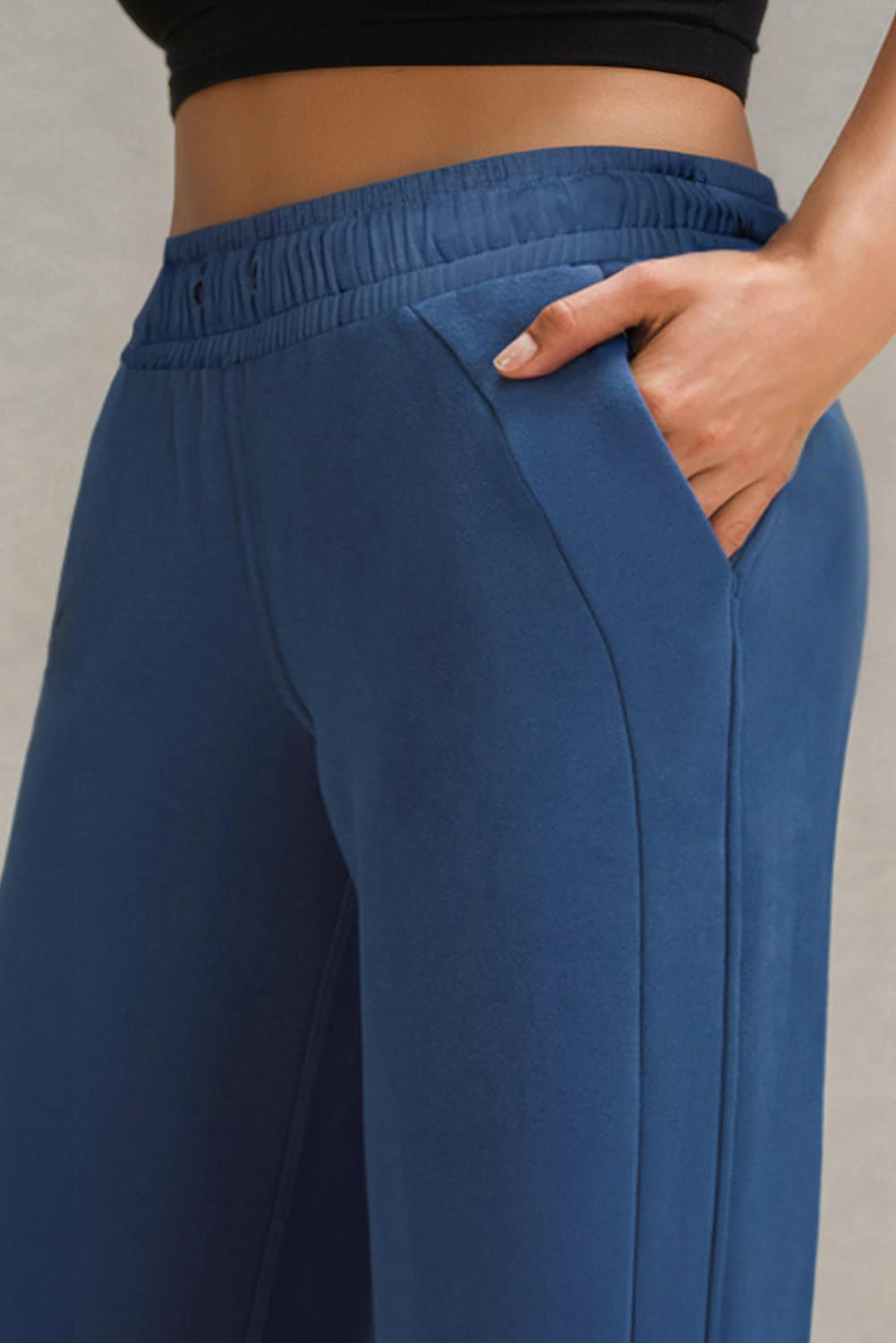 Pantalones deportivos de cintura alta, pernera ancha, bolsillos y cordón ajustable en azul marino