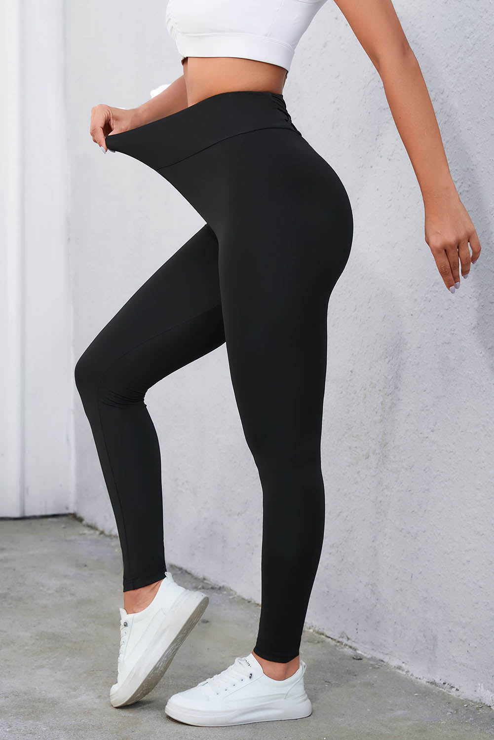 Leggings negros de cintura alta con control de abdomen y diseño entrecruzado