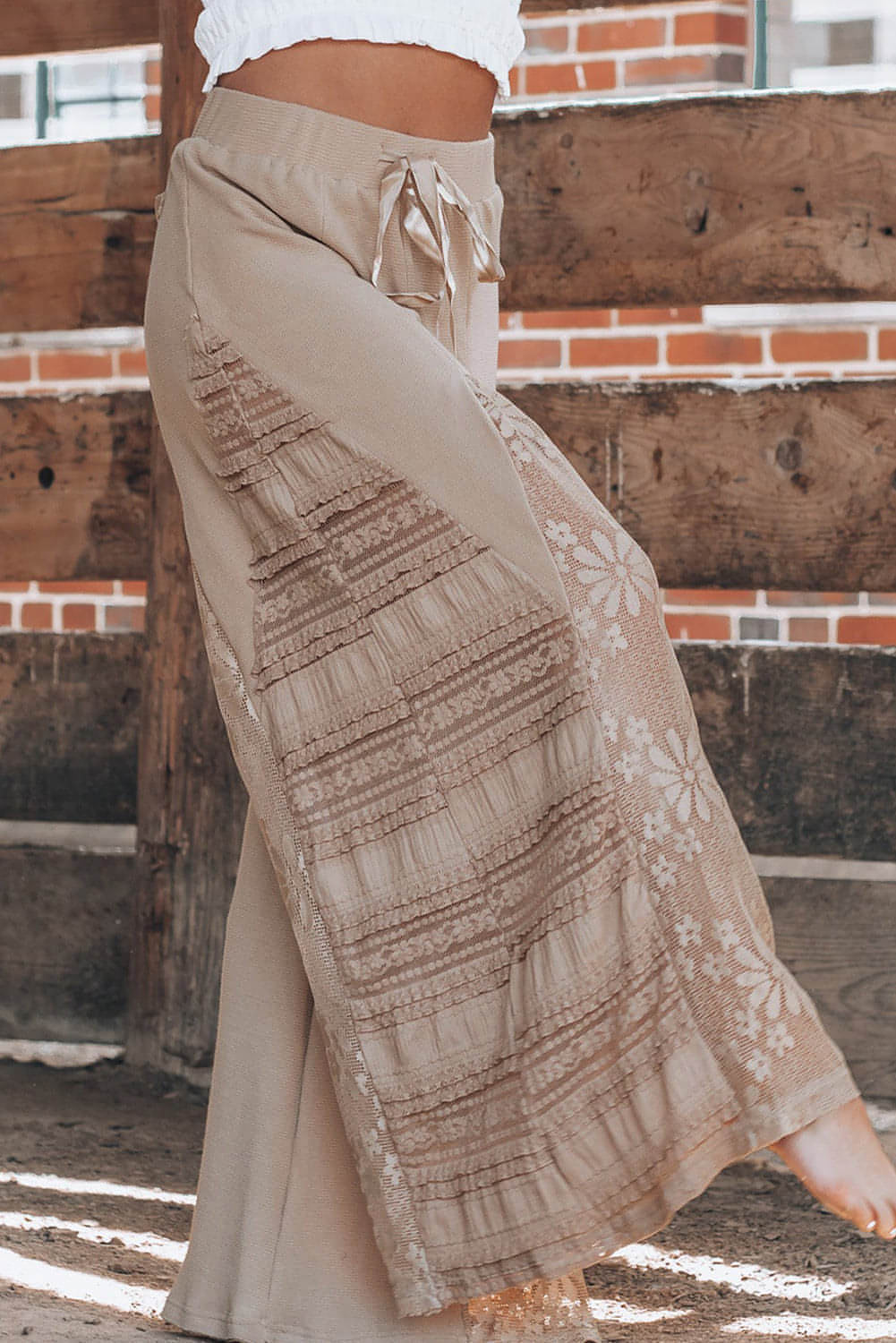 Pantalones anchos de cintura alta con parches de encaje estilo bohemio en gris humo