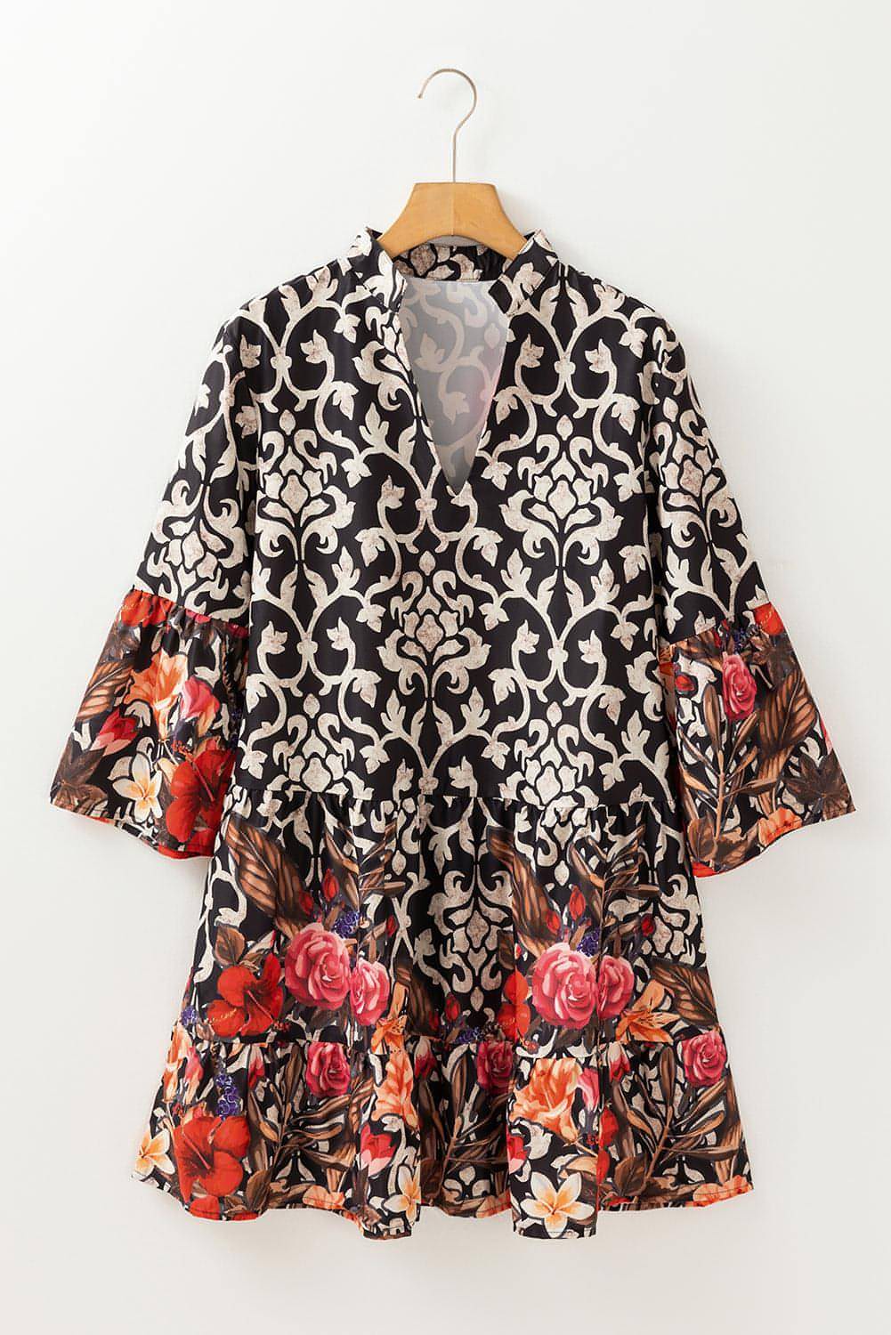 Vestido acampanado con cuello abierto y estampado floral retro negro