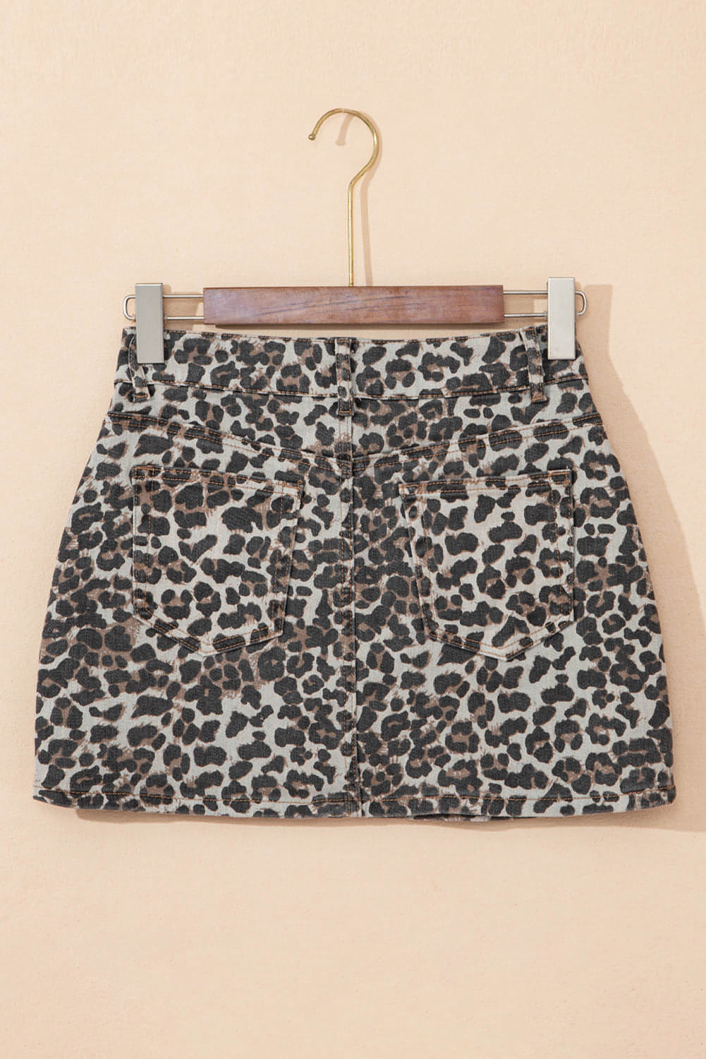 Khakifarbener Denim-Minirock mit Leopardenmuster