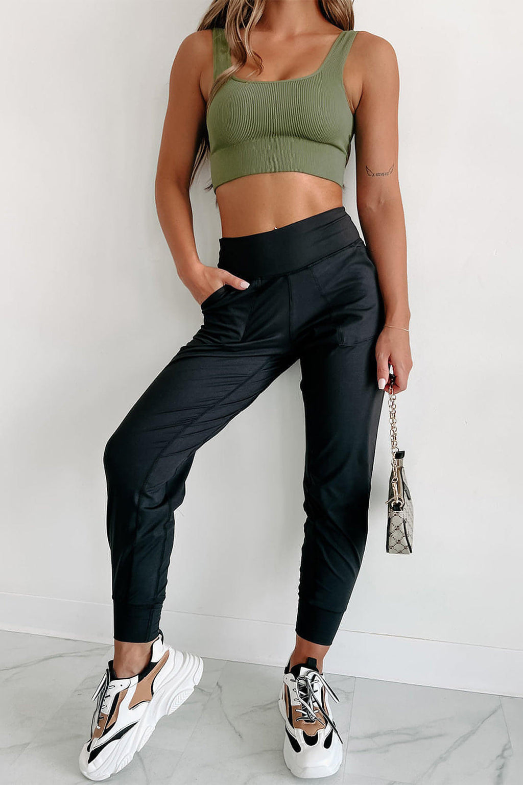 Schwarze Jogginghose mit freiliegender Naht und hoher Taille und Taschen