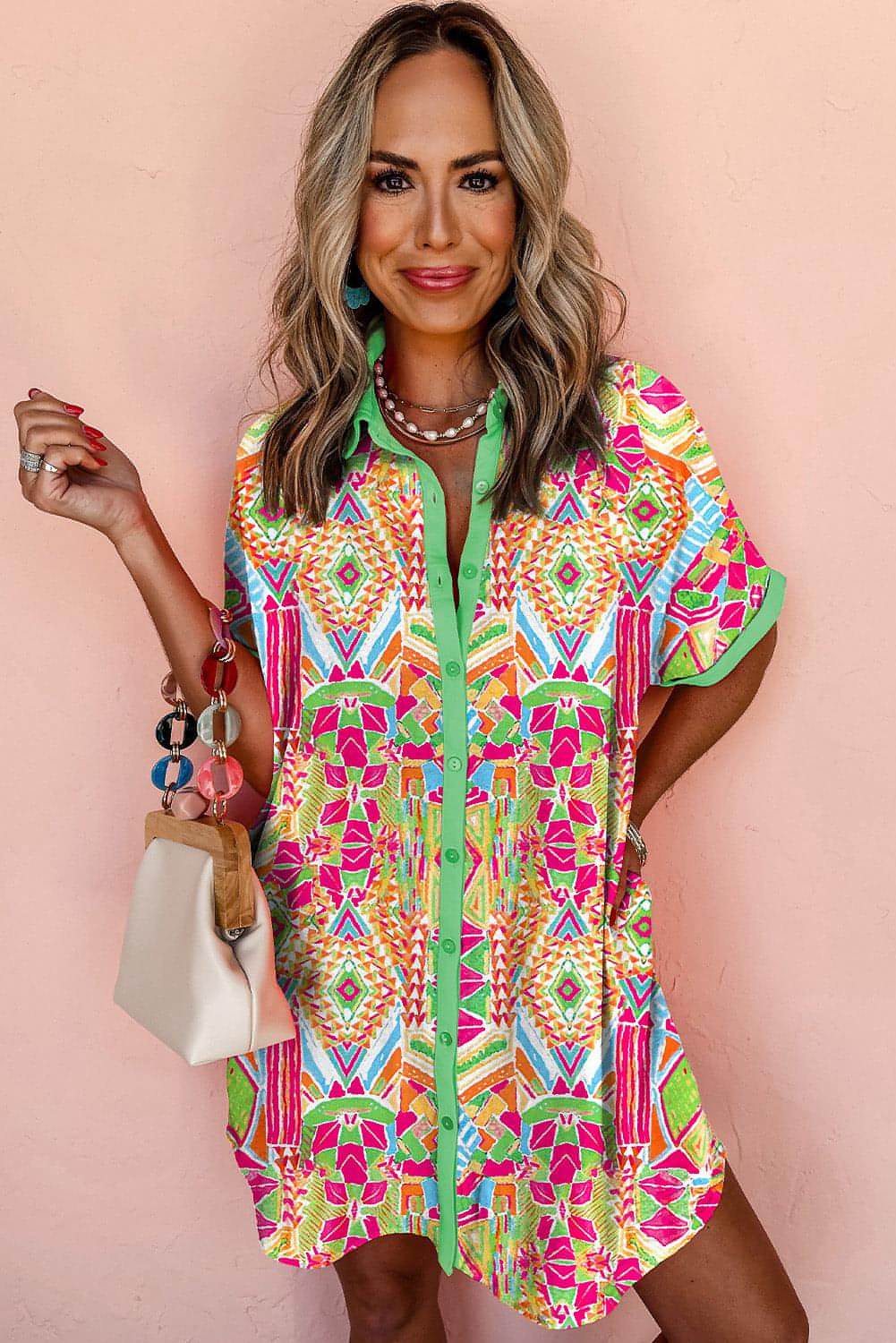 Orangefarbenes, kurzärmliges Hemdkleid mit geometrischem Print und Kontrast