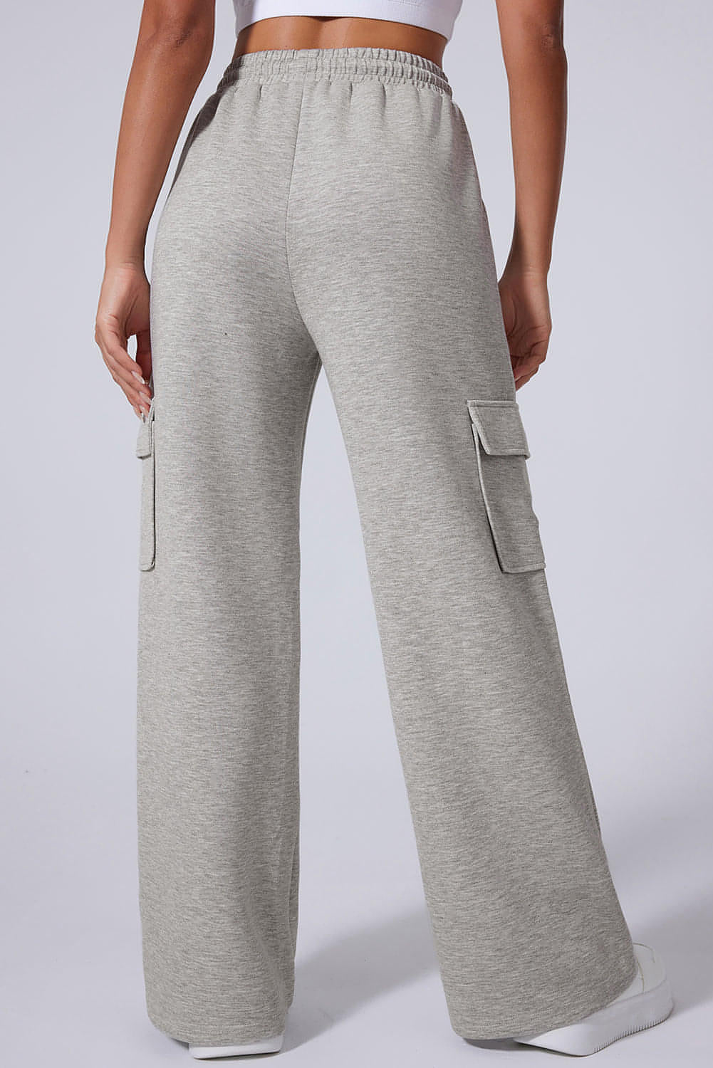 Pantalones de entrenamiento de cintura alta, pierna ancha y múltiples bolsillos con cordones en color gris claro