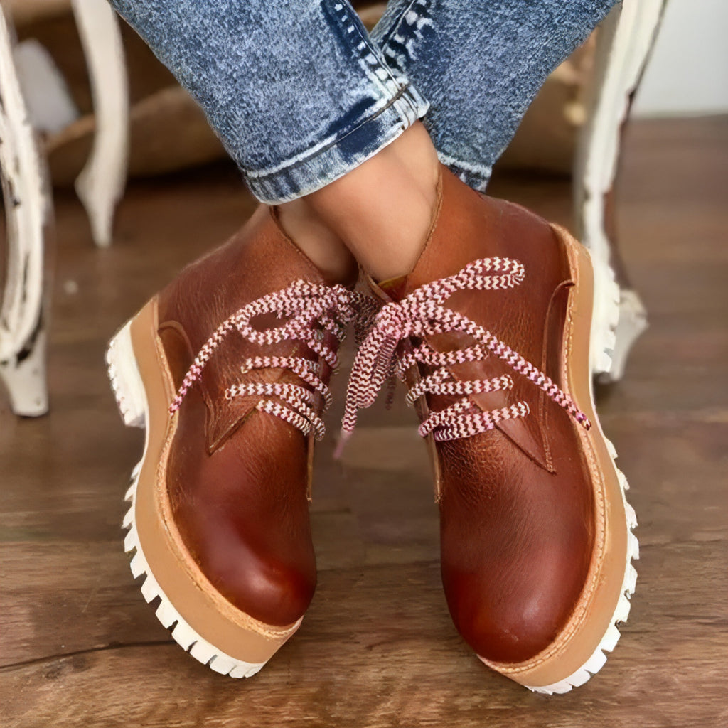 Botas Martin de viscosa de tubo bajo, color marrón, con punta redonda y tacón plano para mujer