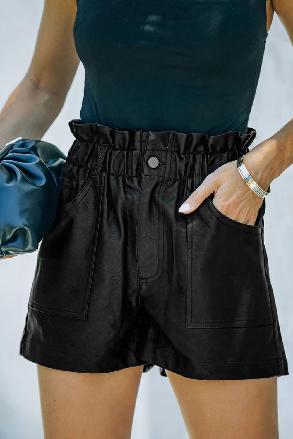 Short taille haute en simili cuir noir avec sac en papier