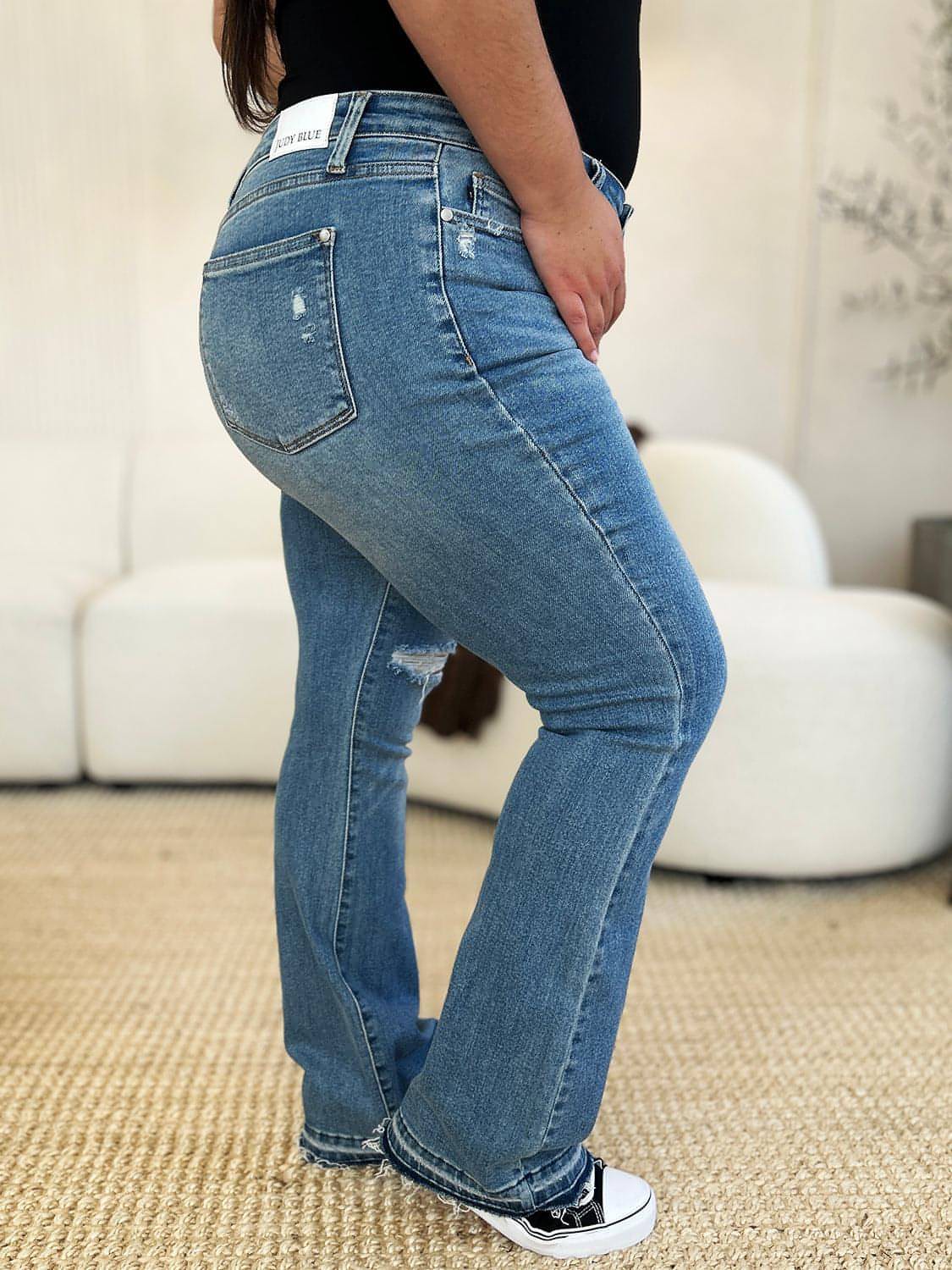 Blaue Judy-Jeans in voller Größe mit mittelhohem Bund und zerstörtem Saum