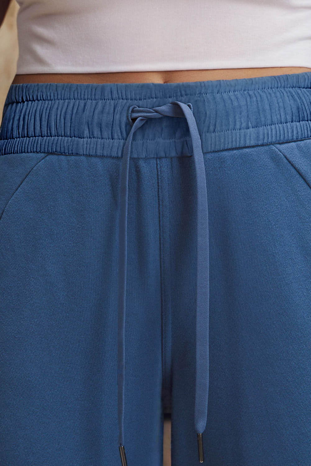 Pantalones deportivos de cintura alta, pernera ancha, bolsillos y cordón ajustable en azul marino