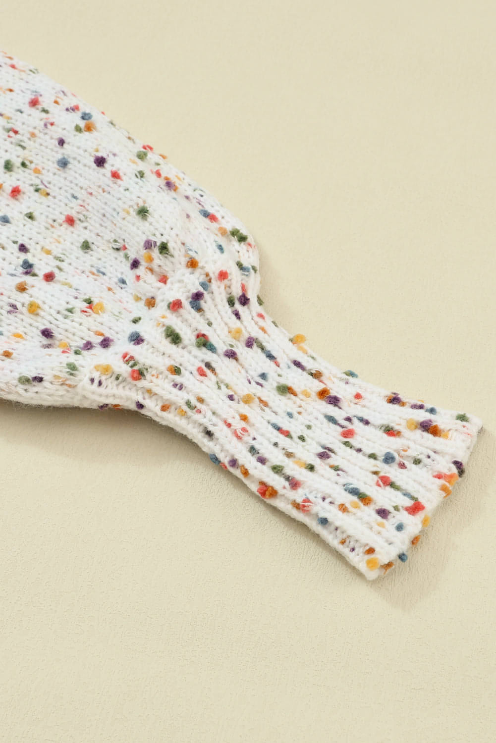 Pull à col rond en tricot torsadé à pois colorés et confettis beige