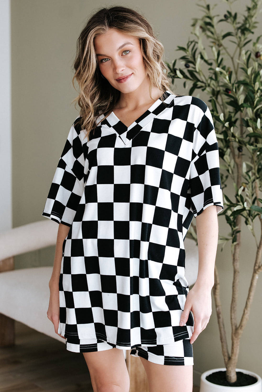 Conjunto de estar por casa con camiseta holgada y pantalones cortos con cuello en V y estampado de cuadros negros