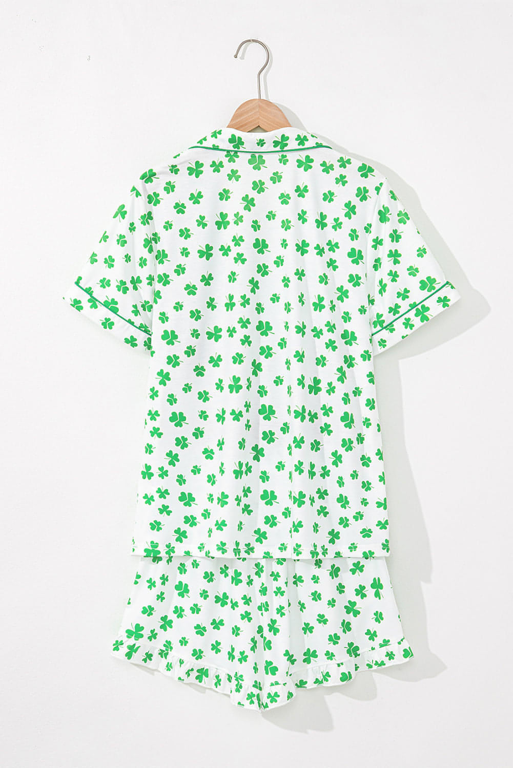 Pyjama-Set mit kurzen Ärmeln und gerüschten Shorts mit grünem Kleeblattmuster