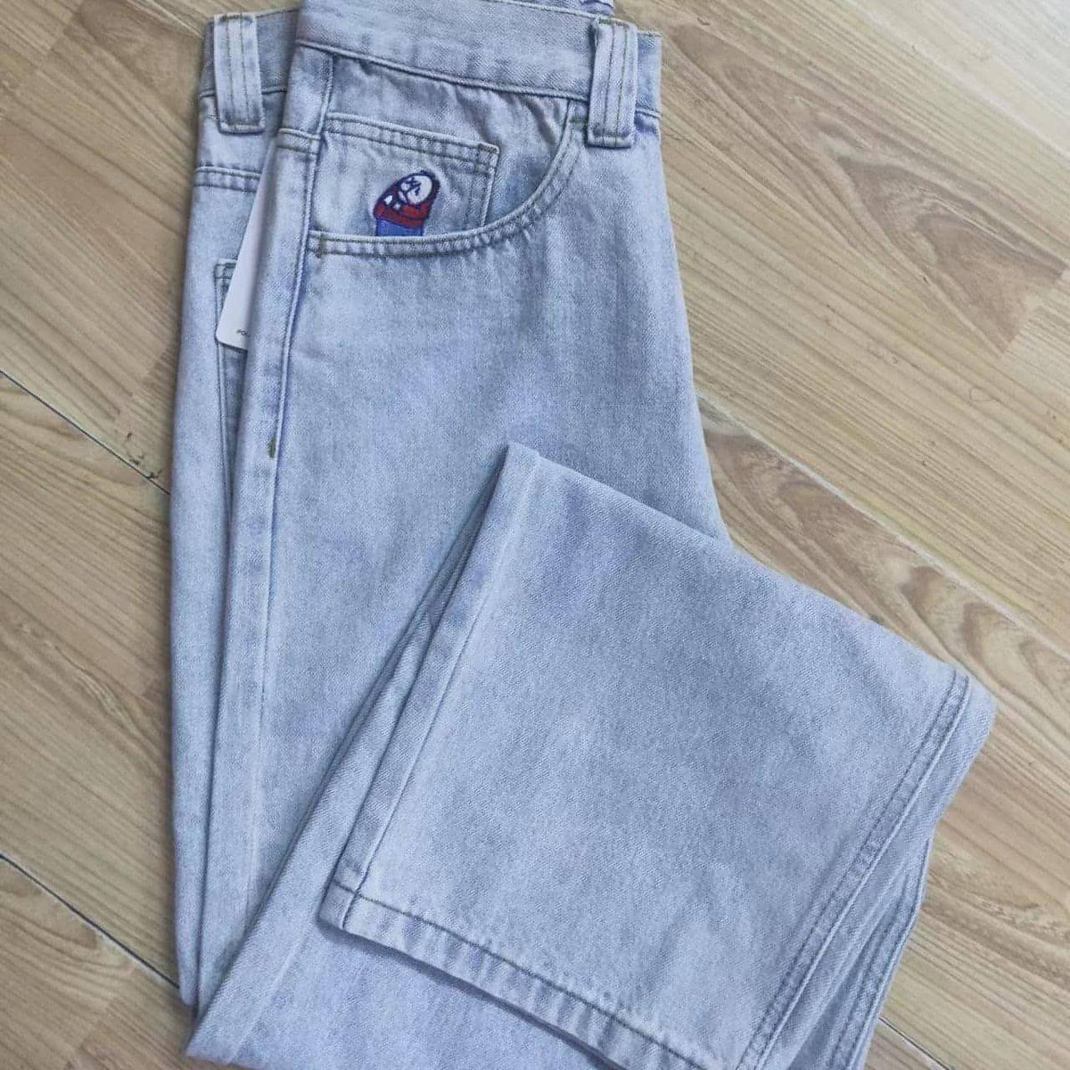Jeans com calças soltas e mulheres grandes