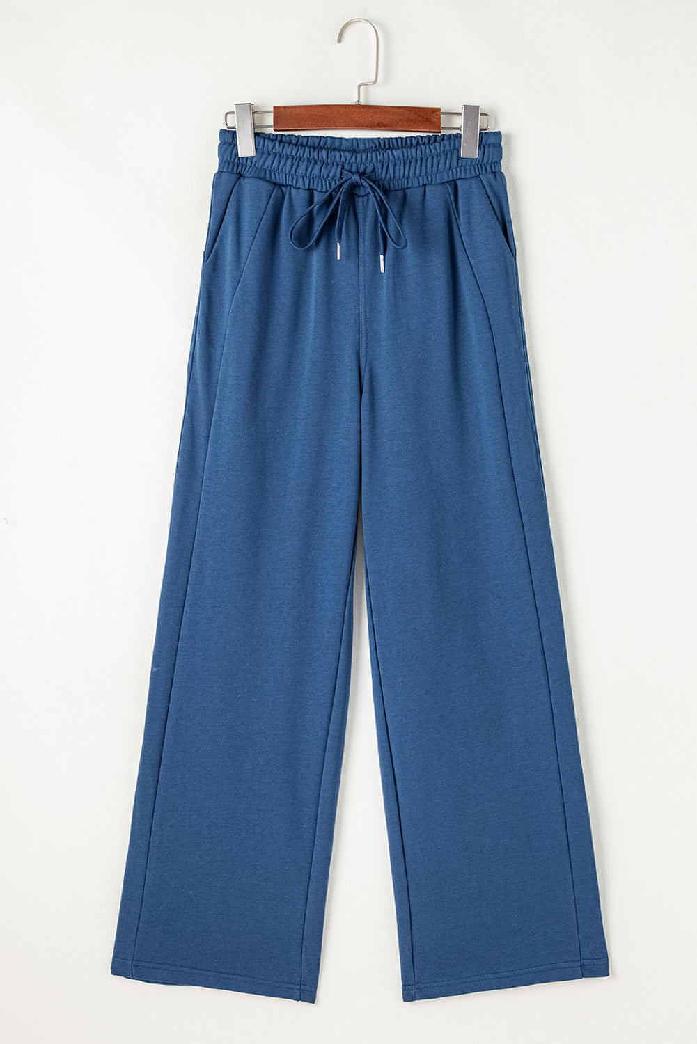 Pantalones deportivos de cintura alta, pernera ancha, bolsillos y cordón ajustable en azul marino