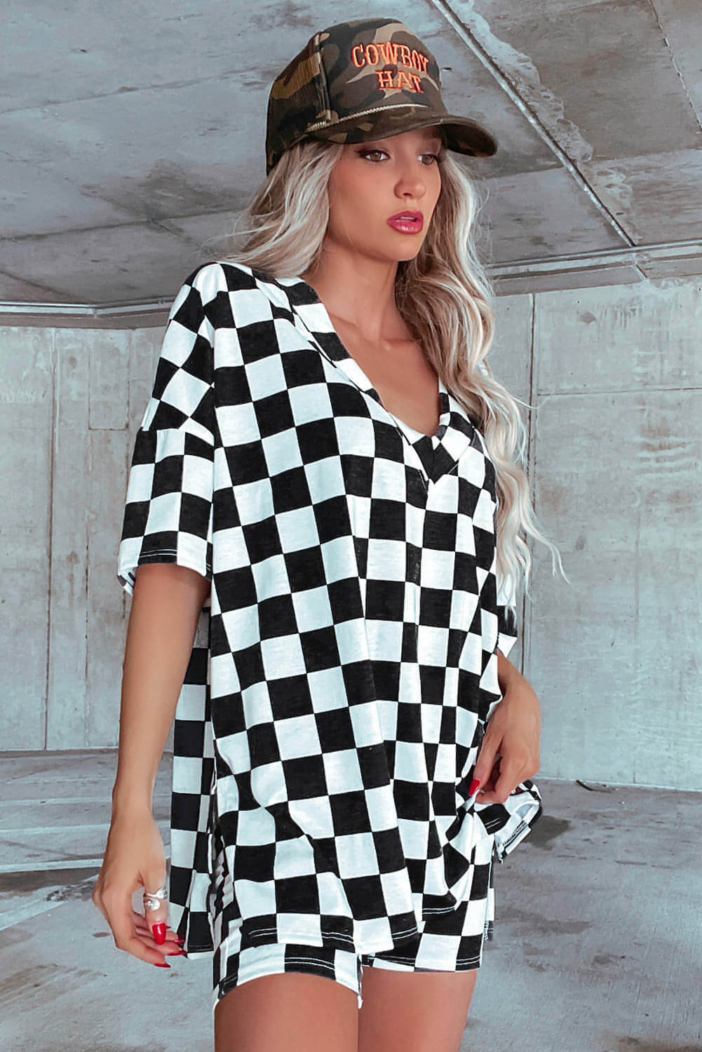 Conjunto de estar por casa con camiseta holgada y pantalones cortos con cuello en V y estampado de cuadros negros