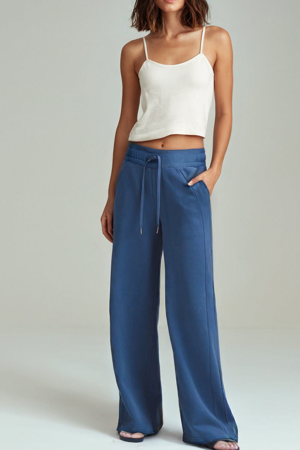 Pantalones deportivos de cintura alta, pernera ancha, bolsillos y cordón ajustable en azul marino