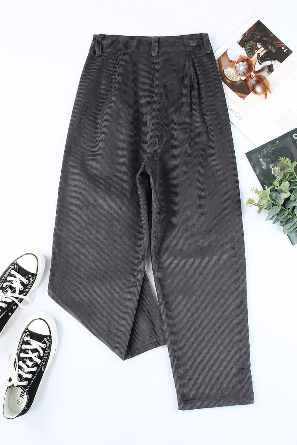 Graue Cordhose mit hohem Bund und geradem Bein