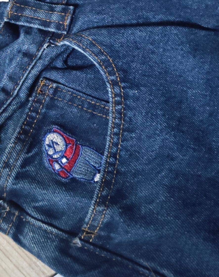 Jeans com calças soltas e mulheres grandes