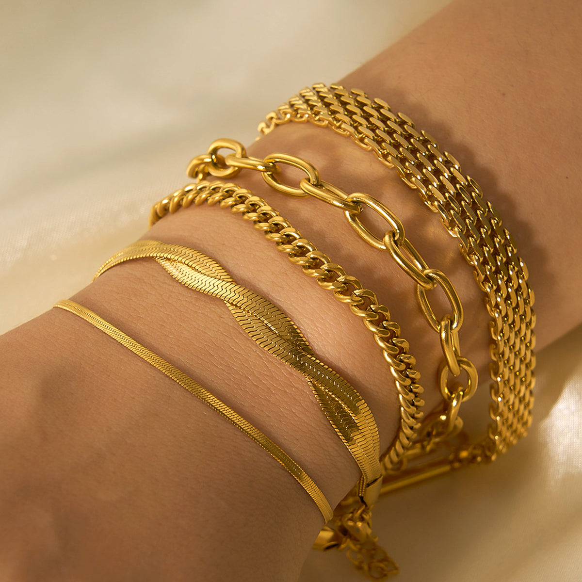 Elegant Gold-Plated Bracelet – Timeless & Stylish for Every Occasion - enhanced image 1