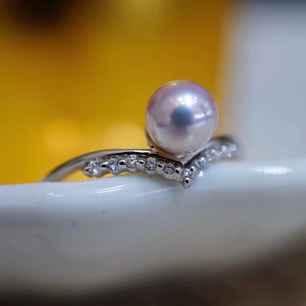 Women's 18k Gold And Diamond V-shaped Fashion Simple Ring - enhanced image 2