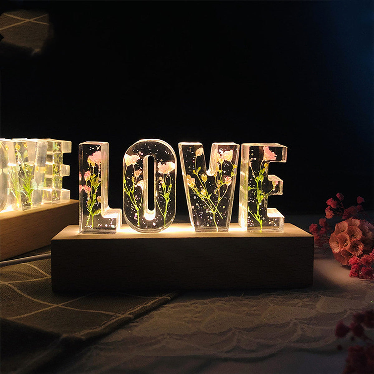 BloomLetter™ – Personalisierbares Blumen-Nachtlicht mit Holzrahmen & LED - enhanced image 3