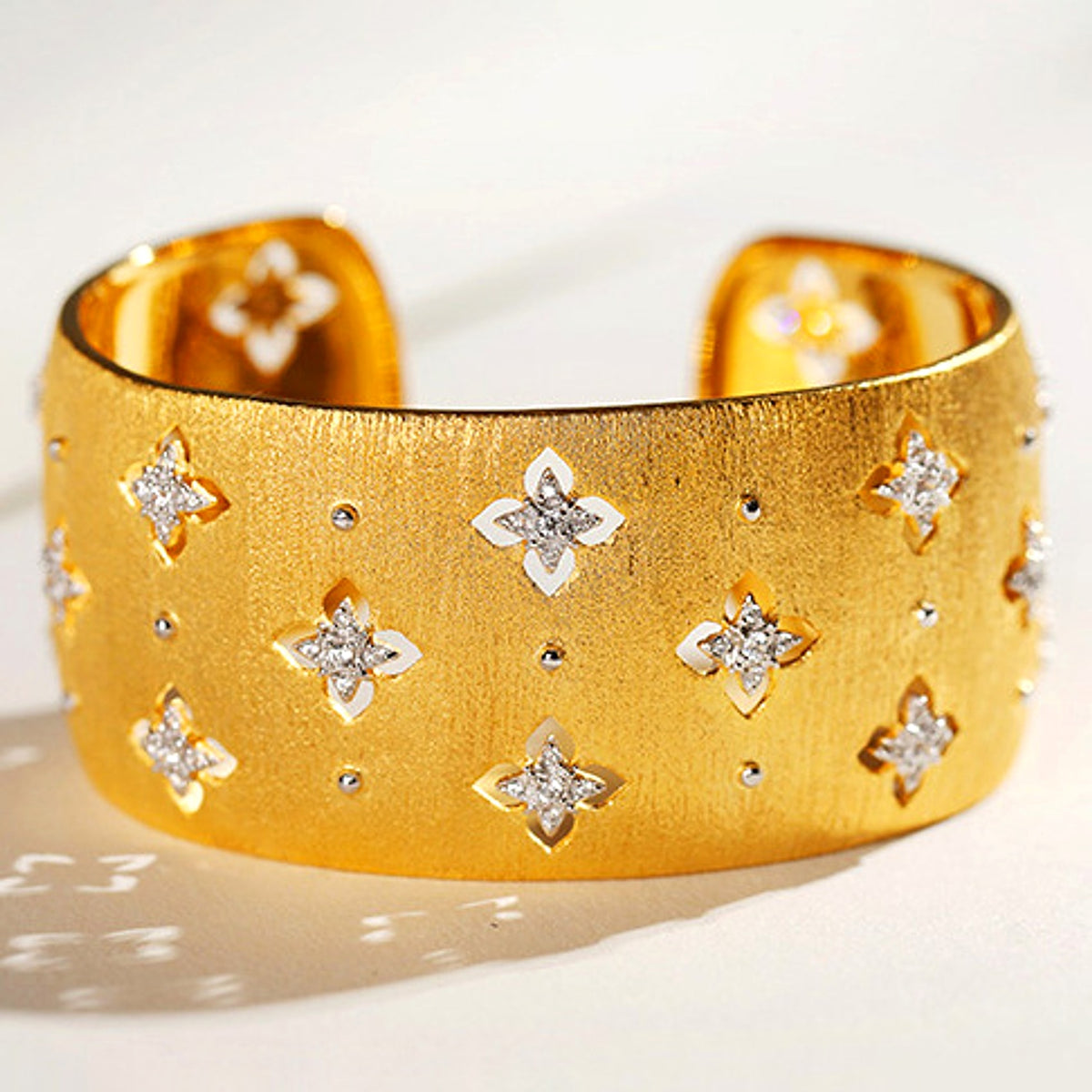 Fashion Four-leaf Clover Micro-inlaid Zirconium Hollow Bracelet - enhanced image 3