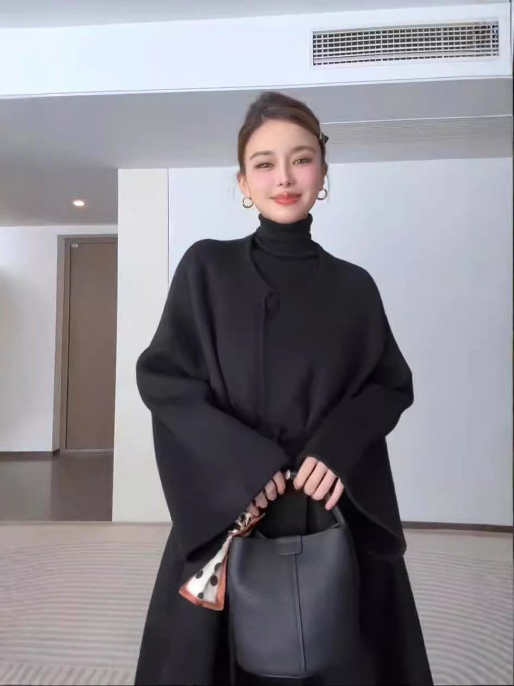 Women's Reversible Cashmere Coat – Elegant & Versatile Winter Style - enhanced image 3