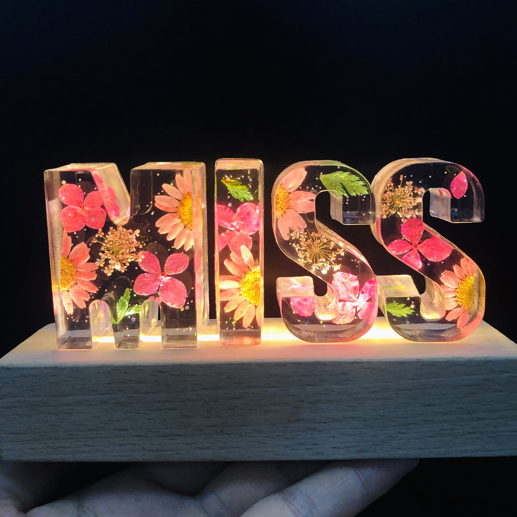 BloomLetter™ – Personalisierbares Blumen-Nachtlicht mit Holzrahmen & LED - enhanced image 4