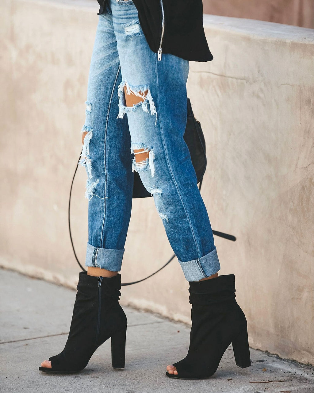 Large ripped jeans - enhanced image 5