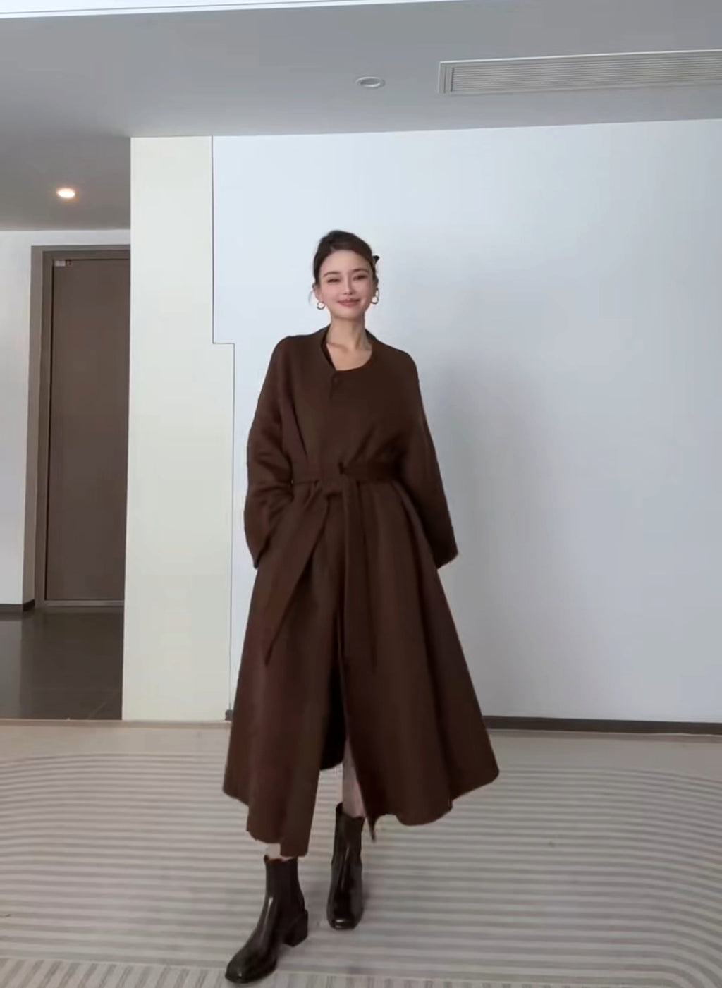 Women's Reversible Cashmere Coat – Elegant & Versatile Winter Style - enhanced image 5