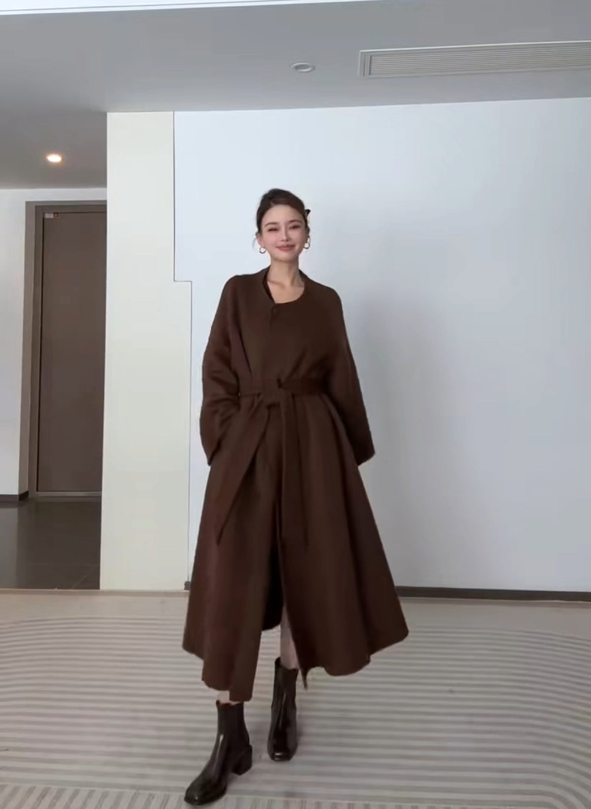 Women's Reversible Cashmere Coat – Elegant & Versatile Winter Style - enhanced image 5