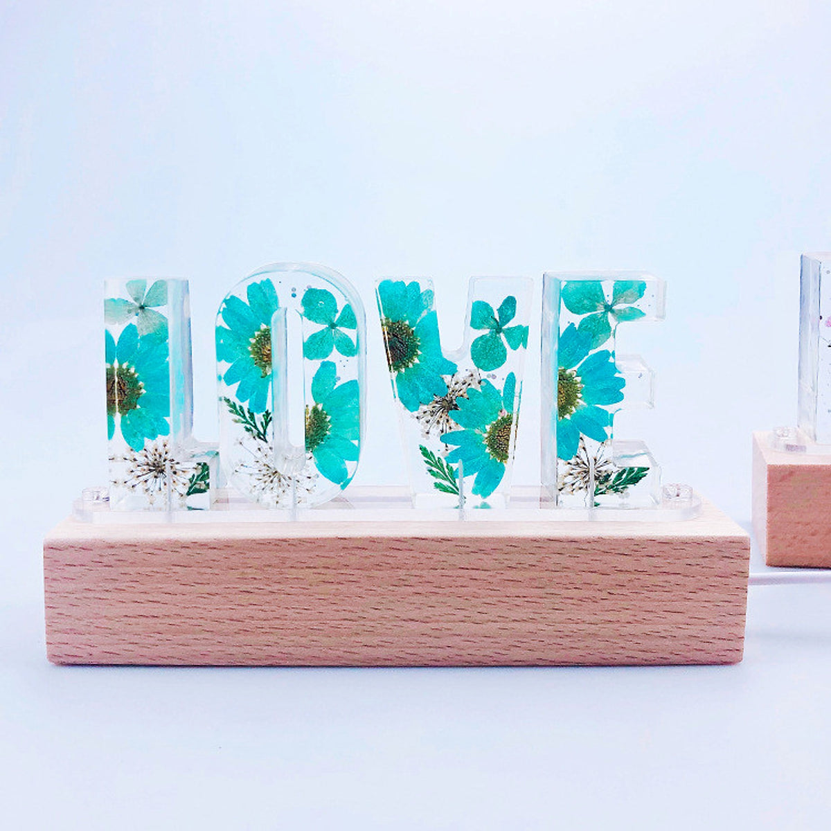 BloomLetter™ – Personalisierbares Blumen-Nachtlicht mit Holzrahmen & LED - enhanced image 7