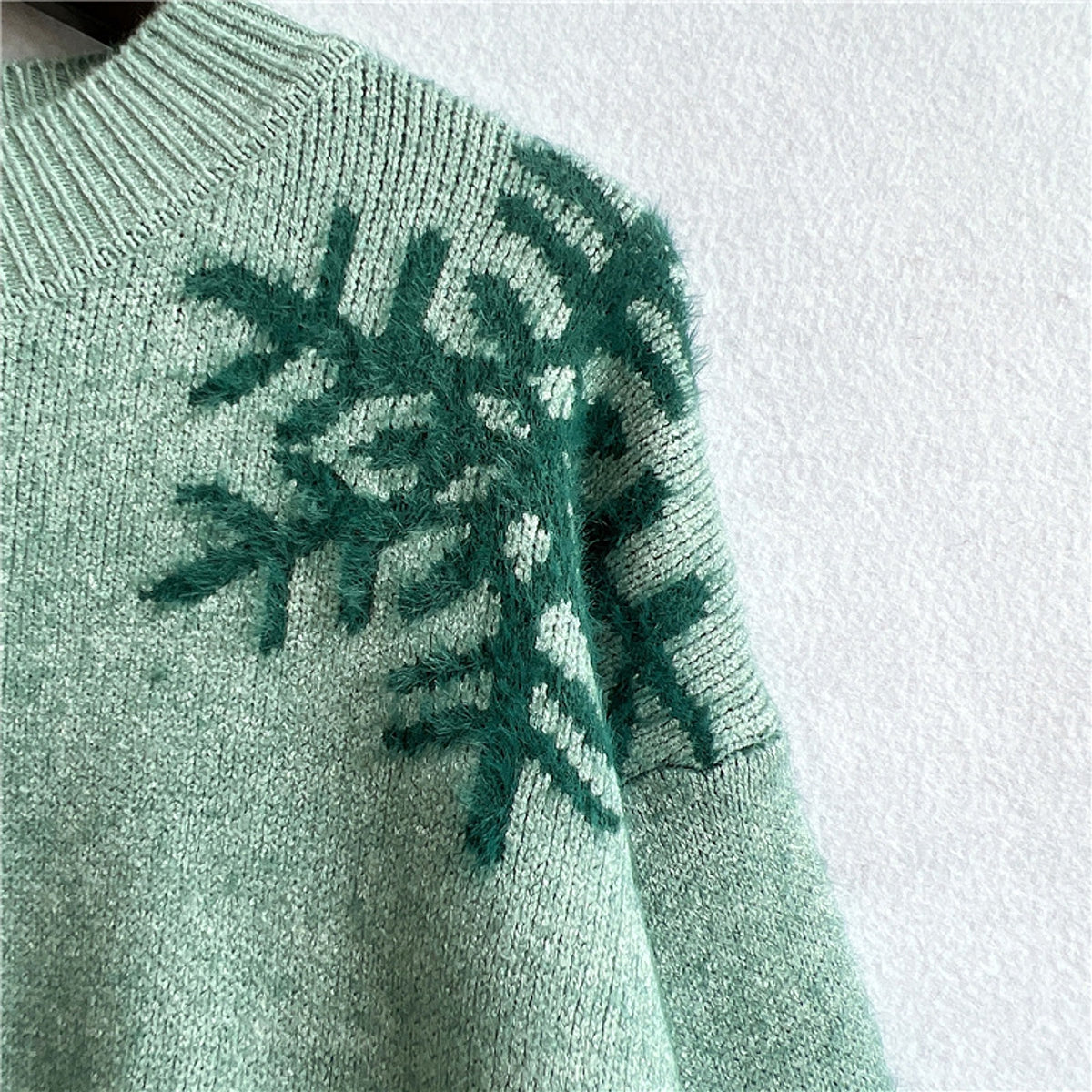 Women's Fashion Round Neck Long Sleeve Knitted Christmas Sweater - enhanced image 7