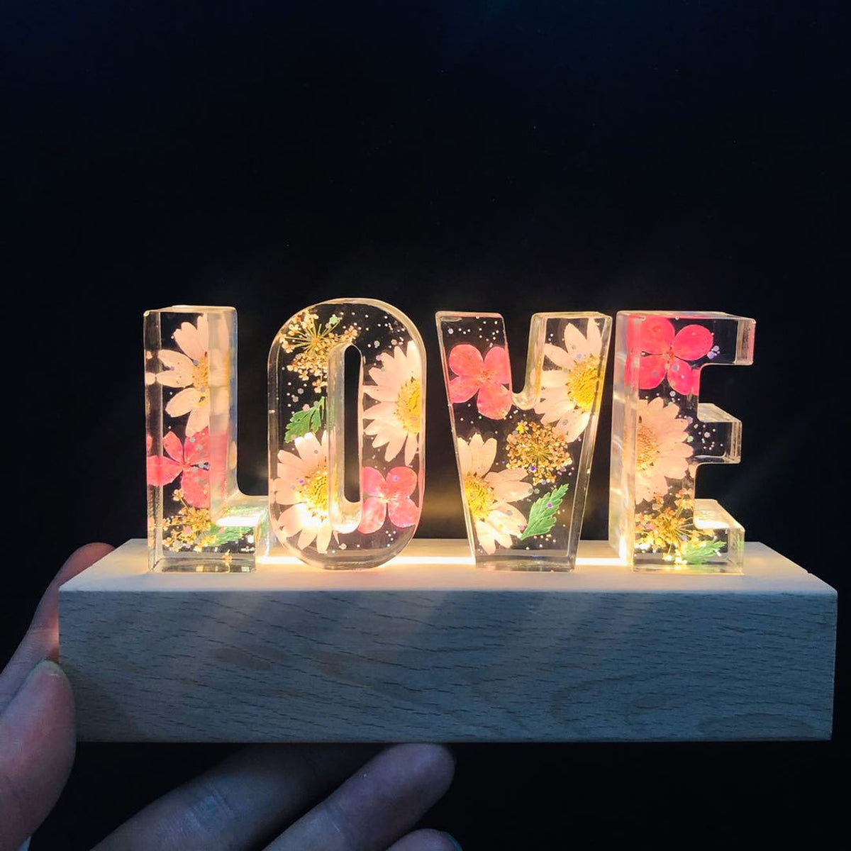 BloomLetter™ – Personalisierbares Blumen-Nachtlicht mit Holzrahmen & LED - enhanced image 9